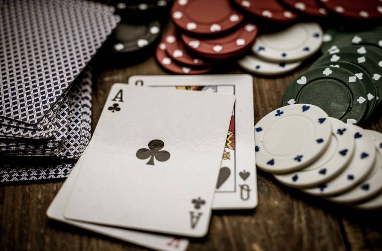 Pokerikortit ja pelimerkit